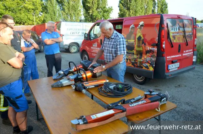 Foto 1, 12.07.2018, Übung mit neuen hydraulischen Rettungsgeräten Foto 1, 12.07.2018, Übung mit neuen hydraulischen Rettungsgeräten