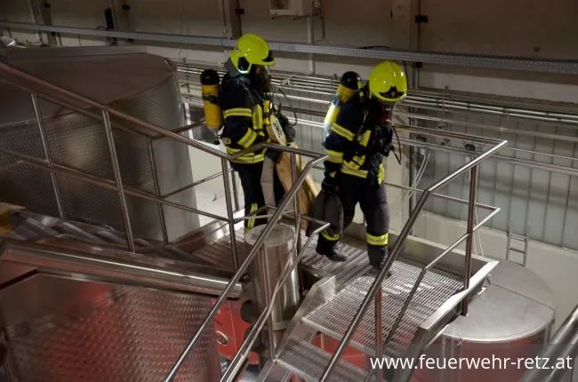 Foto 12, 28.09.2018, Gärgasunfall in Weinkellerei - Übung in Großtanklager Foto 12, 28.09.2018, Gärgasunfall in Weinkellerei - Übung in Großtanklager