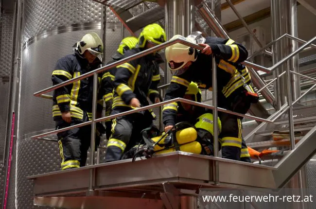 Foto 18, 28.09.2018, Gärgasunfall in Weinkellerei - Übung in Großtanklager Foto 18, 28.09.2018, Gärgasunfall in Weinkellerei - Übung in Großtanklager