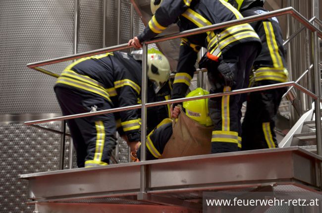 Foto 19, 28.09.2018, Gärgasunfall in Weinkellerei - Übung in Großtanklager