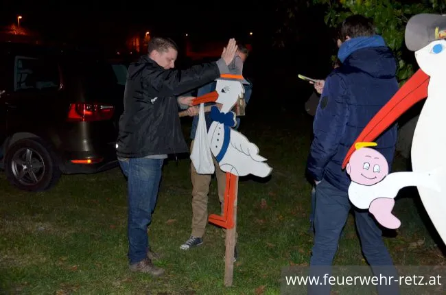 Foto 1, 02.11.2017, Storch aufstellen bei Oberfeuerwehrmann Manuel Fasching Foto 1, 02.11.2017, Storch aufstellen bei Oberfeuerwehrmann Manuel Fasching