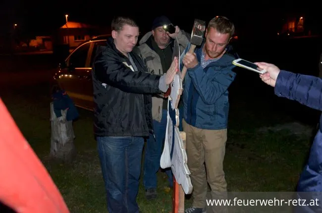 Foto 2, 02.11.2017, Storch aufstellen bei Oberfeuerwehrmann Manuel Fasching Foto 2, 02.11.2017, Storch aufstellen bei Oberfeuerwehrmann Manuel Fasching