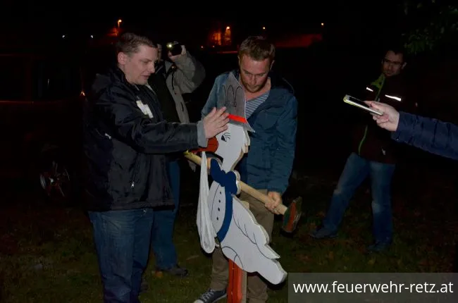 Foto 3, 02.11.2017, Storch aufstellen bei Oberfeuerwehrmann Manuel Fasching Foto 3, 02.11.2017, Storch aufstellen bei Oberfeuerwehrmann Manuel Fasching