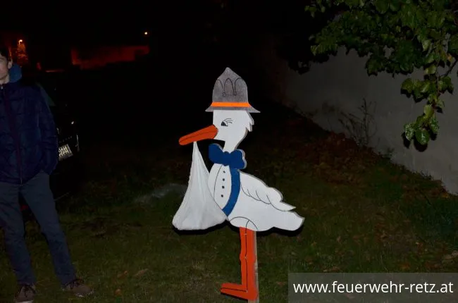 Foto 4, 02.11.2017, Storch aufstellen bei Oberfeuerwehrmann Manuel Fasching Foto 4, 02.11.2017, Storch aufstellen bei Oberfeuerwehrmann Manuel Fasching