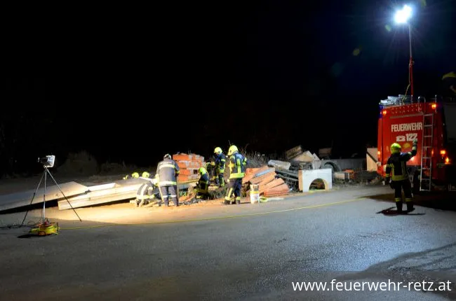 Foto 5, 27.11.2017, Technische Übung für die Feuerwehr Retz - Gebäudeeinsturz nach Explosion