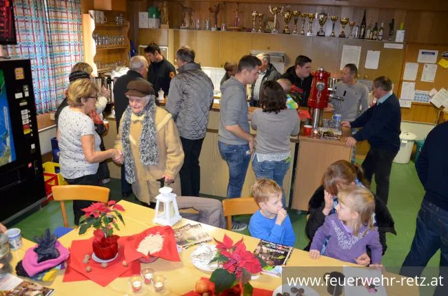Foto 3, 24.12.2017, Erfolgreiche Friedenslichtaktion - Viele Retzer kamen ins Feuerwehrhaus Foto 3, 24.12.2017, Erfolgreiche Friedenslichtaktion - Viele Retzer kamen ins Feuerwehrhaus