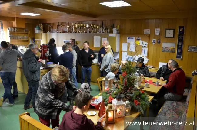 Foto 5, 24.12.2017, Erfolgreiche Friedenslichtaktion - Viele Retzer kamen ins Feuerwehrhaus Foto 5, 24.12.2017, Erfolgreiche Friedenslichtaktion - Viele Retzer kamen ins Feuerwehrhaus