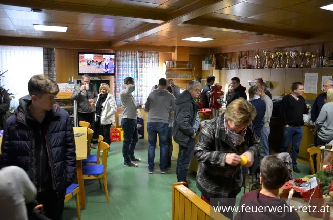Foto 6, 24.12.2017, Erfolgreiche Friedenslichtaktion - Viele Retzer kamen ins Feuerwehrhaus Foto 6, 24.12.2017, Erfolgreiche Friedenslichtaktion - Viele Retzer kamen ins Feuerwehrhaus