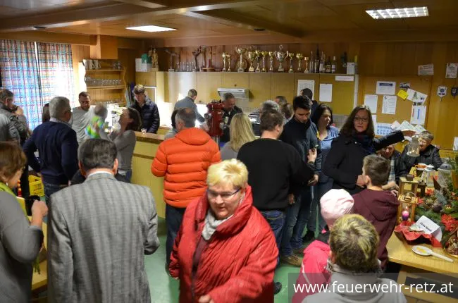 Foto 8, 24.12.2017, Erfolgreiche Friedenslichtaktion - Viele Retzer kamen ins Feuerwehrhaus Foto 8, 24.12.2017, Erfolgreiche Friedenslichtaktion - Viele Retzer kamen ins Feuerwehrhaus
