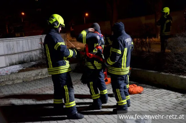 Foto 2, 01.03.2018, Übung - Person auf Eisfläche verunfallt Foto 2, 01.03.2018, Übung - Person auf Eisfläche verunfallt