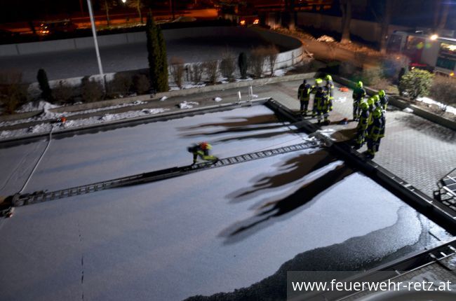 Foto 9, 01.03.2018, Übung - Person auf Eisfläche verunfallt