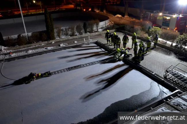 Foto 11, 01.03.2018, Übung - Person auf Eisfläche verunfallt Foto 11, 01.03.2018, Übung - Person auf Eisfläche verunfallt