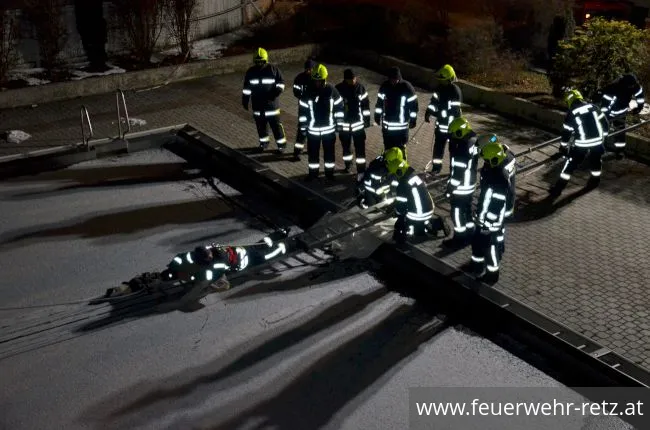 Foto 12, 01.03.2018, Übung - Person auf Eisfläche verunfallt Foto 12, 01.03.2018, Übung - Person auf Eisfläche verunfallt