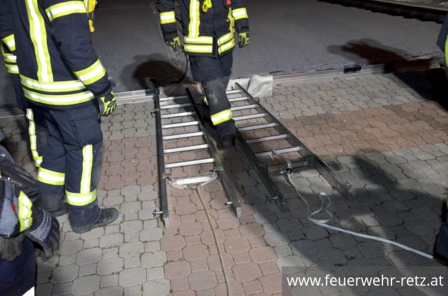 Foto 17, 01.03.2018, Übung - Person auf Eisfläche verunfallt