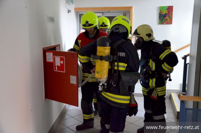 Foto 10, 26.03.2018, Übung in Betreuungseinrichtung - Zimmerbrand im Werkstättenbereich