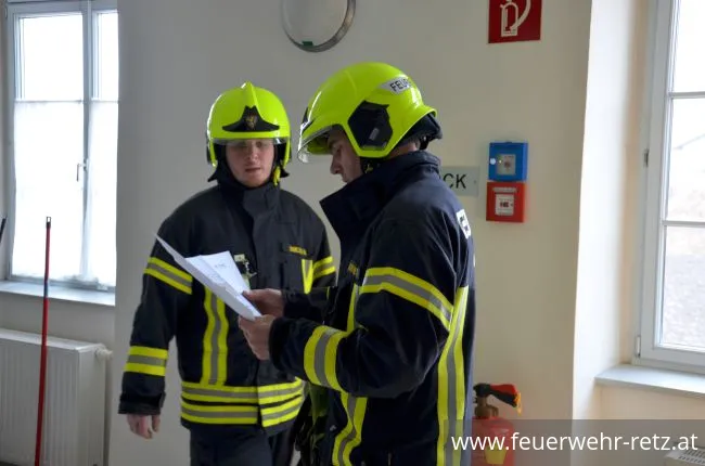 Foto 17, 26.03.2018, Übung in Betreuungseinrichtung - Zimmerbrand im Werkstättenbereich Foto 17, 26.03.2018, Übung in Betreuungseinrichtung - Zimmerbrand im Werkstättenbereich