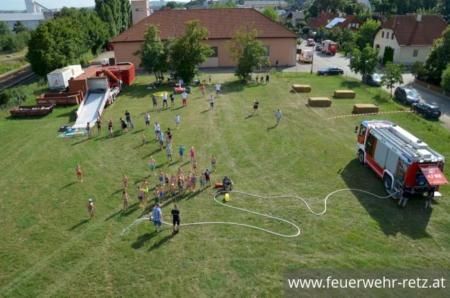 Foto 1, 01.08.2021, Blaulicht Nachmittag mit Feuerwehr und Rotes Kreuz - Ferienspiel 2021 im FF-Haus Retz Foto 1, 01.08.2021, Blaulicht Nachmittag mit Feuerwehr und Rotes Kreuz - Ferienspiel 2021 im FF-Haus Retz