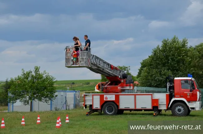 Foto 4, 01.08.2021, Blaulicht Nachmittag mit Feuerwehr und Rotes Kreuz - Ferienspiel 2021 im FF-Haus Retz Foto 4, 01.08.2021, Blaulicht Nachmittag mit Feuerwehr und Rotes Kreuz - Ferienspiel 2021 im FF-Haus Retz