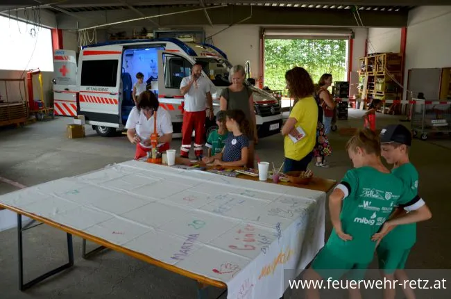 Foto 5, 01.08.2021, Blaulicht Nachmittag mit Feuerwehr und Rotes Kreuz - Ferienspiel 2021 im FF-Haus Retz Foto 5, 01.08.2021, Blaulicht Nachmittag mit Feuerwehr und Rotes Kreuz - Ferienspiel 2021 im FF-Haus Retz