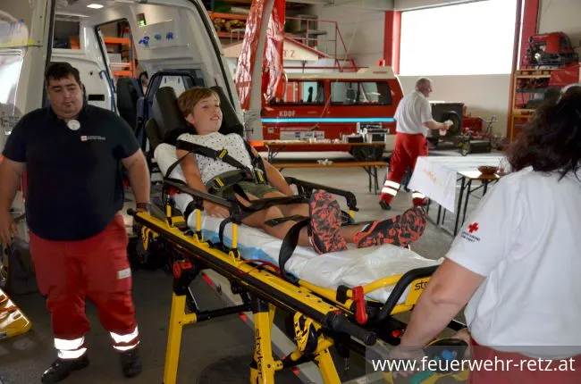 Foto 6, 01.08.2021, Blaulicht Nachmittag mit Feuerwehr und Rotes Kreuz - Ferienspiel 2021 im FF-Haus Retz Foto 6, 01.08.2021, Blaulicht Nachmittag mit Feuerwehr und Rotes Kreuz - Ferienspiel 2021 im FF-Haus Retz
