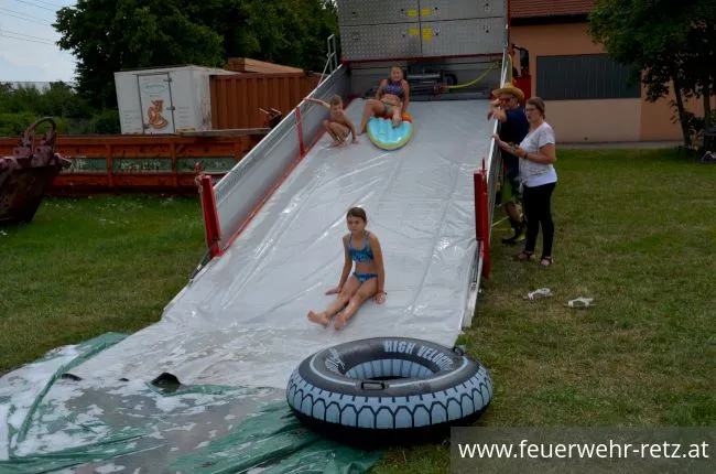 Foto 7, 01.08.2021, Blaulicht Nachmittag mit Feuerwehr und Rotes Kreuz - Ferienspiel 2021 im FF-Haus Retz Foto 7, 01.08.2021, Blaulicht Nachmittag mit Feuerwehr und Rotes Kreuz - Ferienspiel 2021 im FF-Haus Retz