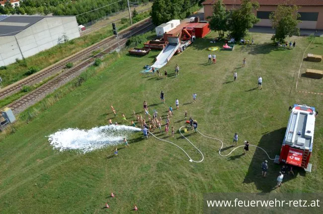 Foto 9, 01.08.2021, Blaulicht Nachmittag mit Feuerwehr und Rotes Kreuz - Ferienspiel 2021 im FF-Haus Retz Foto 9, 01.08.2021, Blaulicht Nachmittag mit Feuerwehr und Rotes Kreuz - Ferienspiel 2021 im FF-Haus Retz