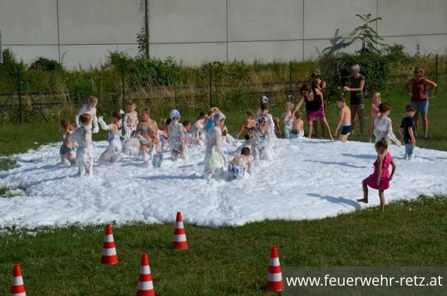 Foto 10, 01.08.2021, Blaulicht Nachmittag mit Feuerwehr und Rotes Kreuz - Ferienspiel 2021 im FF-Haus Retz Foto 10, 01.08.2021, Blaulicht Nachmittag mit Feuerwehr und Rotes Kreuz - Ferienspiel 2021 im FF-Haus Retz
