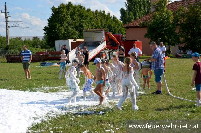 Foto 13, 01.08.2021, Blaulicht Nachmittag mit Feuerwehr und Rotes Kreuz - Ferienspiel 2021 im FF-Haus Retz Foto 13, 01.08.2021, Blaulicht Nachmittag mit Feuerwehr und Rotes Kreuz - Ferienspiel 2021 im FF-Haus Retz