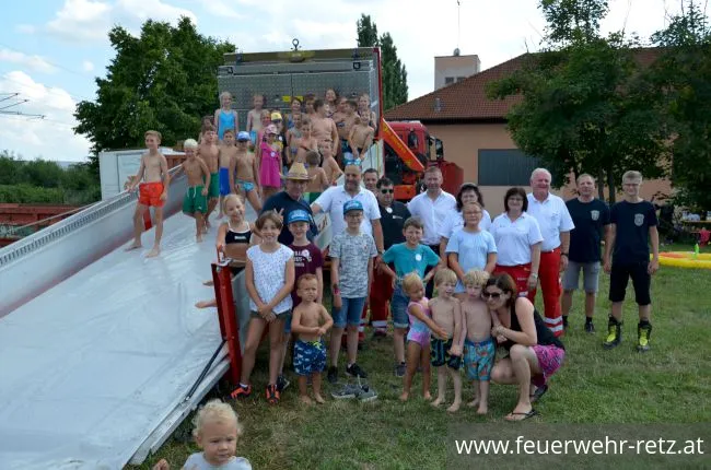 Foto 16, 01.08.2021, Blaulicht Nachmittag mit Feuerwehr und Rotes Kreuz - Ferienspiel 2021 im FF-Haus Retz Foto 16, 01.08.2021, Blaulicht Nachmittag mit Feuerwehr und Rotes Kreuz - Ferienspiel 2021 im FF-Haus Retz