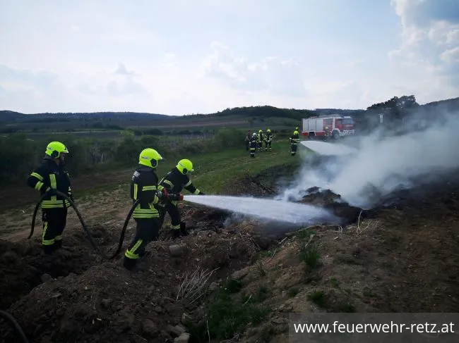 Foto 1, 03.05.2022, Brandeinsatz - Flächenbrand in Weinrieden