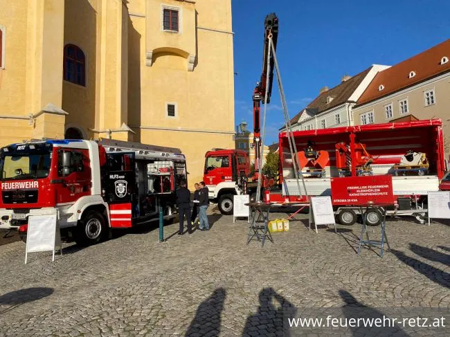 Foto 2, 25.10.2021, Sicherheitstag 2021 - Feuerwehren des Unterabschnittes präsentierten sich am Retzer Hauptplatz Foto 2, 25.10.2021, Sicherheitstag 2021 - Feuerwehren des Unterabschnittes präsentierten sich am Retzer Hauptplatz