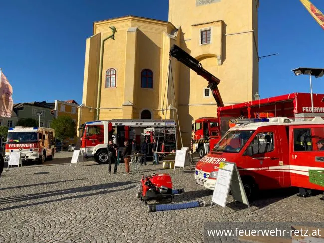 Foto 3, 25.10.2021, Sicherheitstag 2021 - Feuerwehren des Unterabschnittes präsentierten sich am Retzer Hauptplatz Foto 3, 25.10.2021, Sicherheitstag 2021 - Feuerwehren des Unterabschnittes präsentierten sich am Retzer Hauptplatz