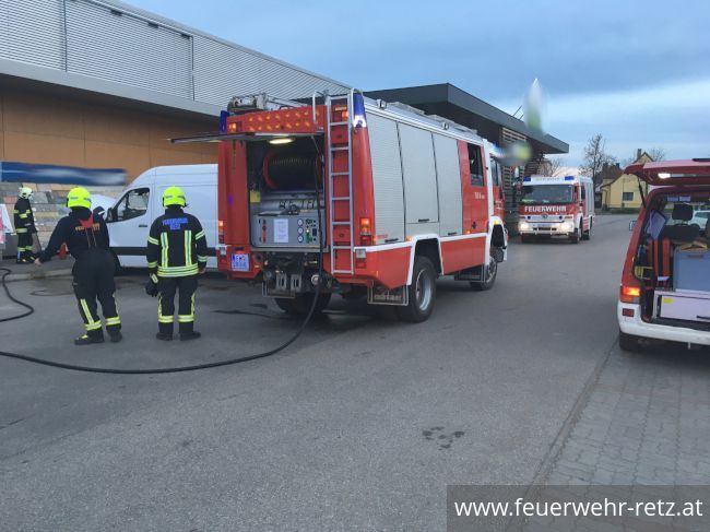 Foto 4, 10.04.2021, Brandeinsatz - Fahrzeugbrand