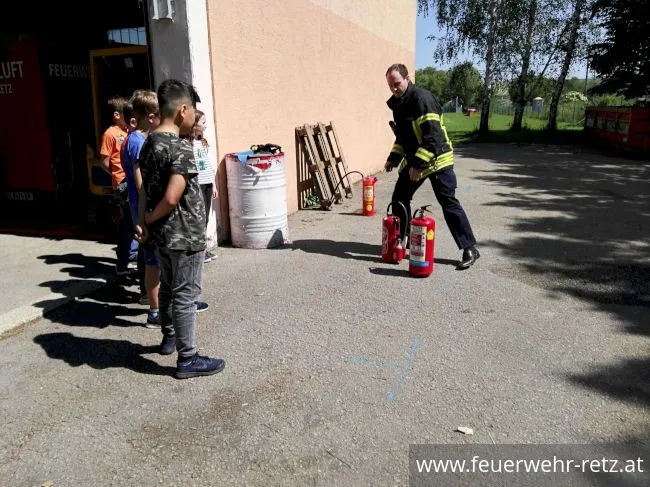 Foto 1, 18.07.2019, Gemeinsam - Sicher - Feuerwehr - Volksschule zu Besuch bei der FF-Retz Foto 1, 18.07.2019, Gemeinsam - Sicher - Feuerwehr - Volksschule zu Besuch bei der FF-Retz