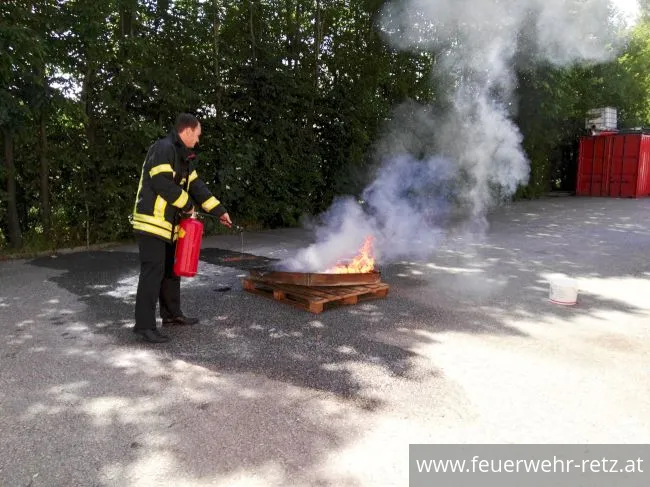 Foto 2, 18.07.2019, Gemeinsam - Sicher - Feuerwehr - Volksschule zu Besuch bei der FF-Retz Foto 2, 18.07.2019, Gemeinsam - Sicher - Feuerwehr - Volksschule zu Besuch bei der FF-Retz