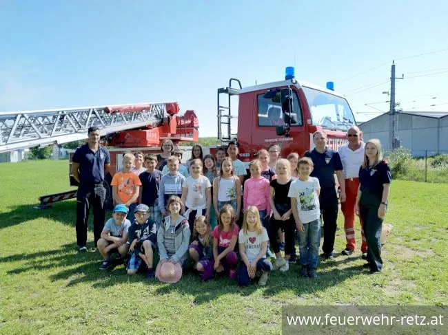 Foto 3, 18.07.2019, Gemeinsam - Sicher - Feuerwehr - Volksschule zu Besuch bei der FF-Retz Foto 3, 18.07.2019, Gemeinsam - Sicher - Feuerwehr - Volksschule zu Besuch bei der FF-Retz