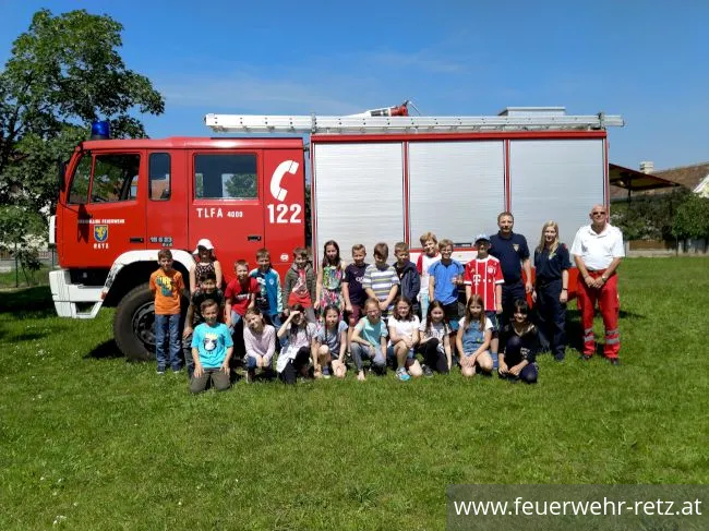 Foto 4, 18.07.2019, Gemeinsam - Sicher - Feuerwehr - Volksschule zu Besuch bei der FF-Retz Foto 4, 18.07.2019, Gemeinsam - Sicher - Feuerwehr - Volksschule zu Besuch bei der FF-Retz
