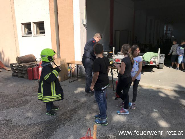 Foto 2, 19.07.2018, Aktion - Gemeinsam Sicher Feuerwehr - Volksschule Retz zu Besuch bei der Feuerwehr