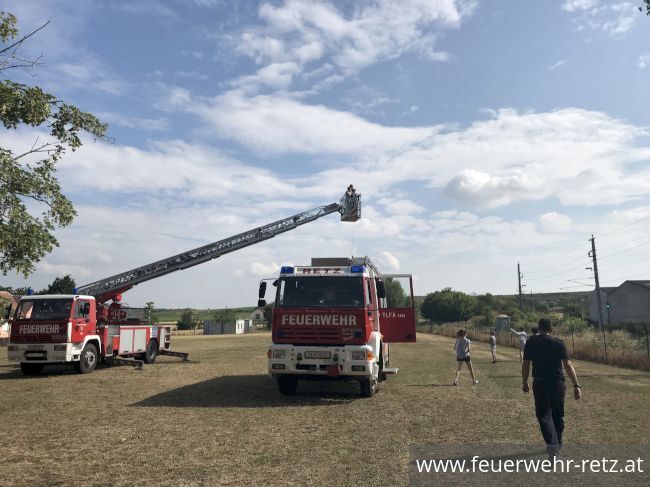 Foto 3, 19.07.2018, Aktion - Gemeinsam Sicher Feuerwehr - Volksschule Retz zu Besuch bei der Feuerwehr