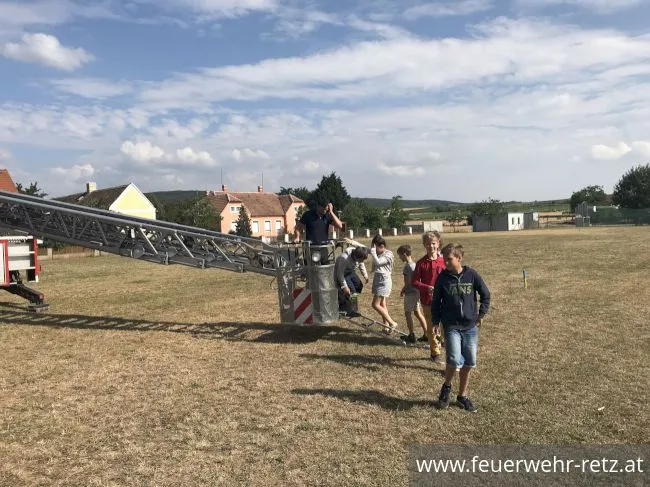 Foto 4, 19.07.2018, Aktion - Gemeinsam Sicher Feuerwehr - Volksschule Retz zu Besuch bei der Feuerwehr