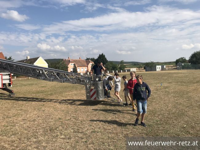 Foto 4, 19.07.2018, Aktion - Gemeinsam Sicher Feuerwehr - Volksschule Retz zu Besuch bei der Feuerwehr