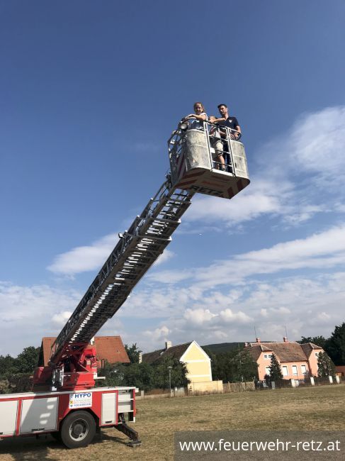 Foto 5, 19.07.2018, Aktion - Gemeinsam Sicher Feuerwehr - Volksschule Retz zu Besuch bei der Feuerwehr