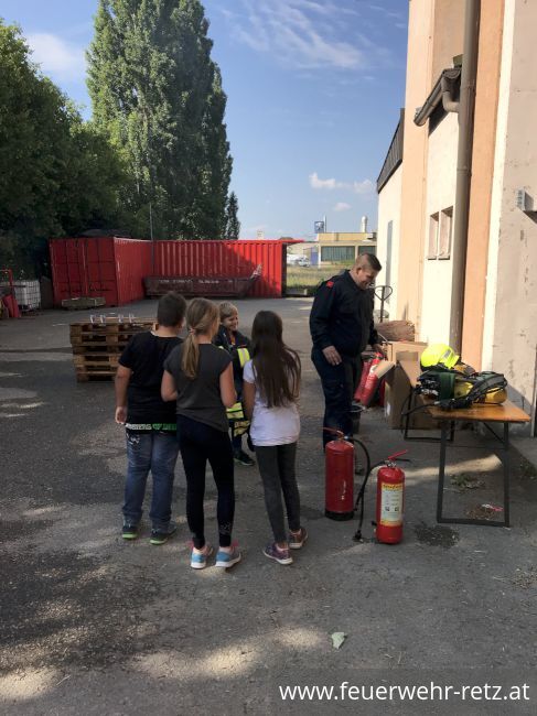 Foto 7, 19.07.2018, Aktion - Gemeinsam Sicher Feuerwehr - Volksschule Retz zu Besuch bei der Feuerwehr