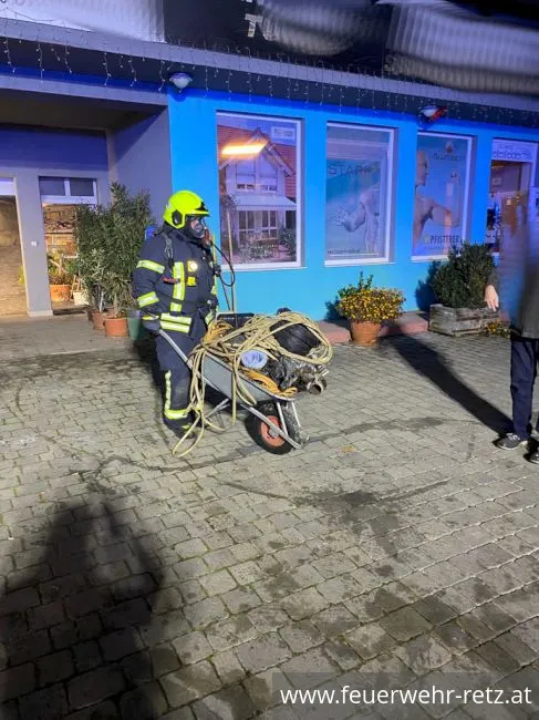 Foto 10, 30.11.2021, Brandeinsatz - Kellerbrand