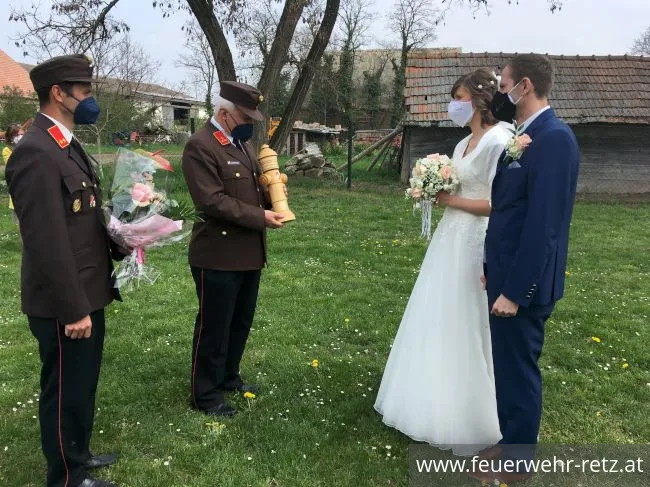 Foto 1, 03.05.2021, Feuerwehrhochzeit in Guntersdorf - Hauptfeuerwehrmann Markus Attorf hat geheiratet Foto 1, 03.05.2021, Feuerwehrhochzeit in Guntersdorf - Hauptfeuerwehrmann Markus Attorf hat geheiratet