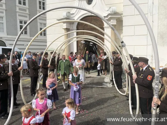 Foto 4, 12.09.2022, Feuerwehrhochzeit in Retz - Oberfeuerwehrmann Martin Seher hat geheiratet Foto 4, 12.09.2022, Feuerwehrhochzeit in Retz - Oberfeuerwehrmann Martin Seher hat geheiratet