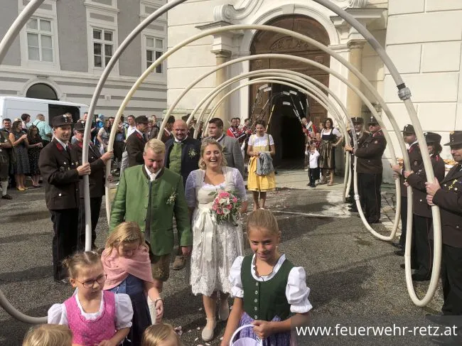 Foto 5, 12.09.2022, Feuerwehrhochzeit in Retz - Oberfeuerwehrmann Martin Seher hat geheiratet Foto 5, 12.09.2022, Feuerwehrhochzeit in Retz - Oberfeuerwehrmann Martin Seher hat geheiratet