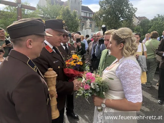 Foto 6, 12.09.2022, Feuerwehrhochzeit in Retz - Oberfeuerwehrmann Martin Seher hat geheiratet Foto 6, 12.09.2022, Feuerwehrhochzeit in Retz - Oberfeuerwehrmann Martin Seher hat geheiratet