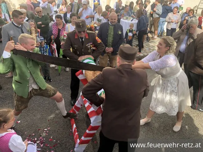 Foto 7, 12.09.2022, Feuerwehrhochzeit in Retz - Oberfeuerwehrmann Martin Seher hat geheiratet Foto 7, 12.09.2022, Feuerwehrhochzeit in Retz - Oberfeuerwehrmann Martin Seher hat geheiratet