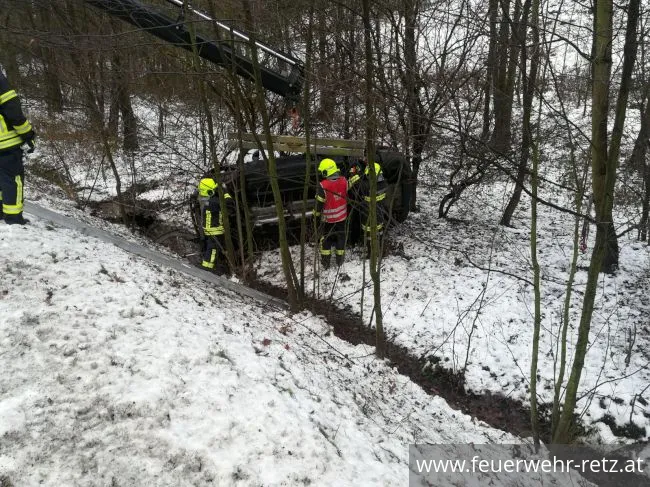 Foto 1, 07.12.2017, Technischer Einsatz - Fahrzeugbergung Foto 1, 07.12.2017, Technischer Einsatz - Fahrzeugbergung